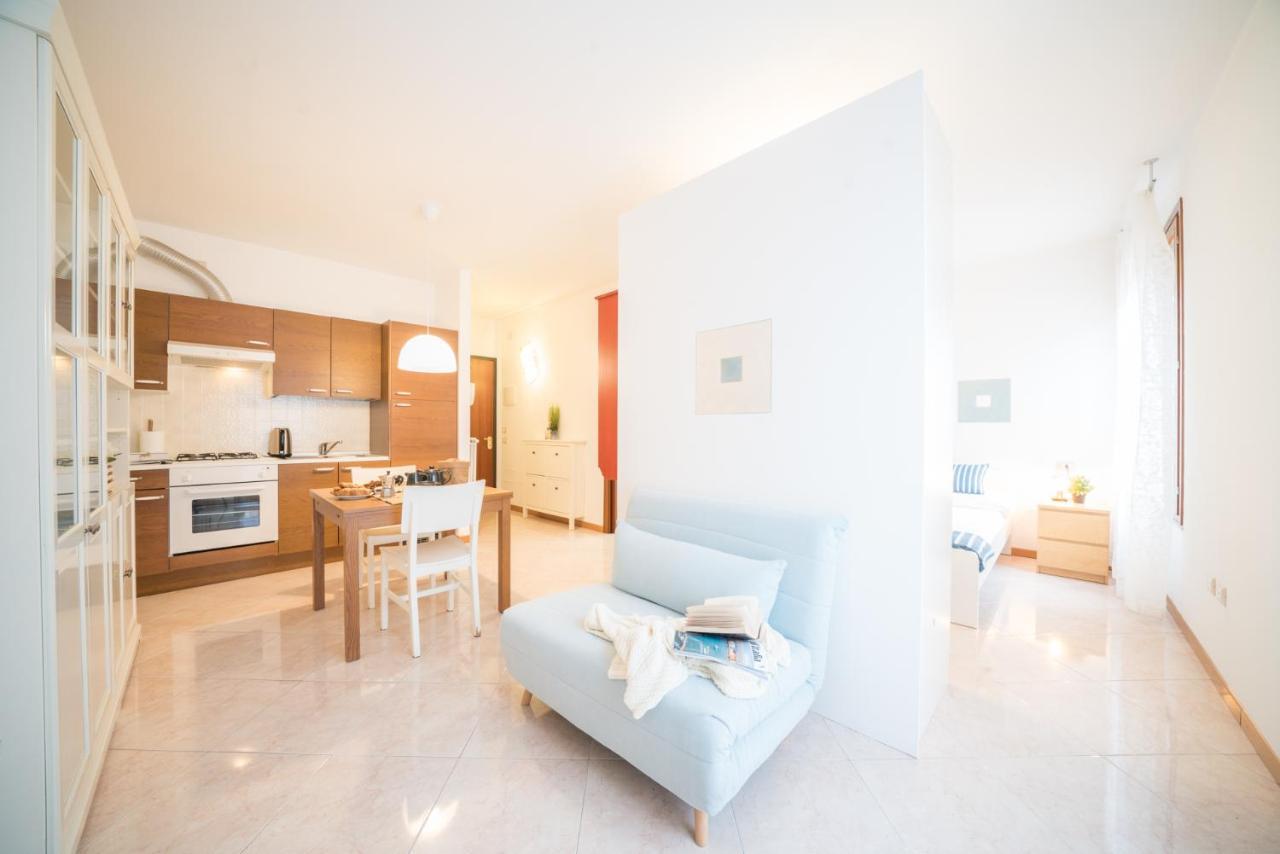 Gardappartamenti Garibaldi City Centre Desenzano del Garda Exterior foto
